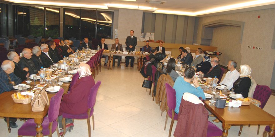 Türk Eğitim-Sen’den emekli öğretmenlere plaket