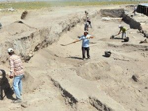 Ekmeklerini tarihten kazanıyorlar