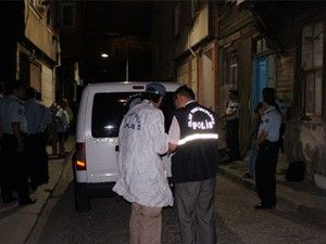 İki kişi ev sahibini öldürdü