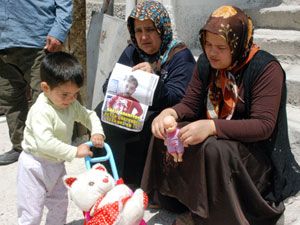 Oyuncakları dayanağı oldu