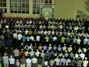 NEÜ İlahiyat Fakültesi bahçesinde hatimle teravih