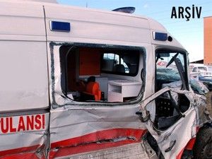 Ehliyetsiz sürücü ambulansa çarptı