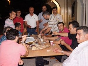 Tekstilciler iftardan sonra çalışıyor
