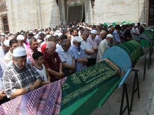 Üçlere aynı anda 8 cenaze
