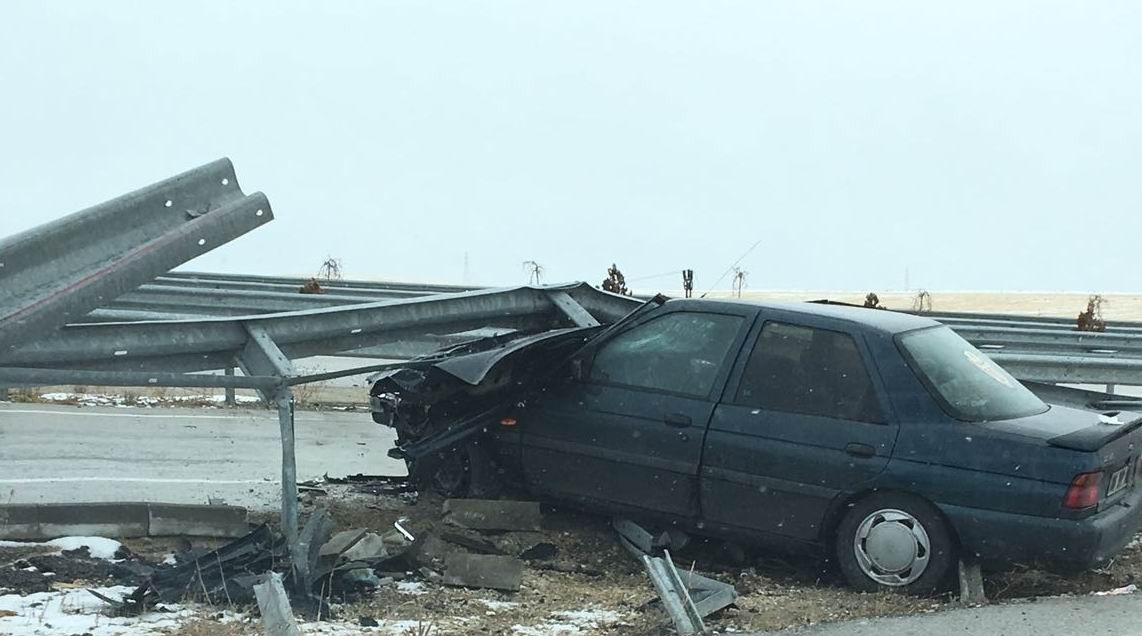 Otomobil bariyere çarptı, sürücü yaralandı