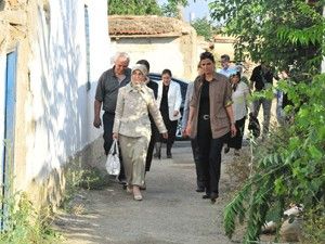 Davutoğlu'ndan muhtaç ailelere ziyaret
