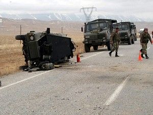 Askeri araç devrildi: 2 şehit