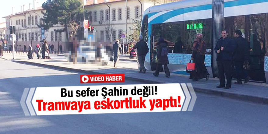 Tramvaya eskortluk yaptı!