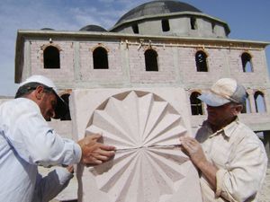 Ekmeklerini taştan çıkarıyorlar