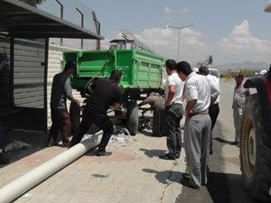 Römork aydınlatma direğine çarptı