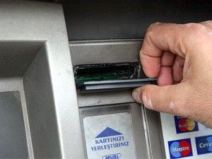 ATM'ye ''düzenek'' yerleştirmişler