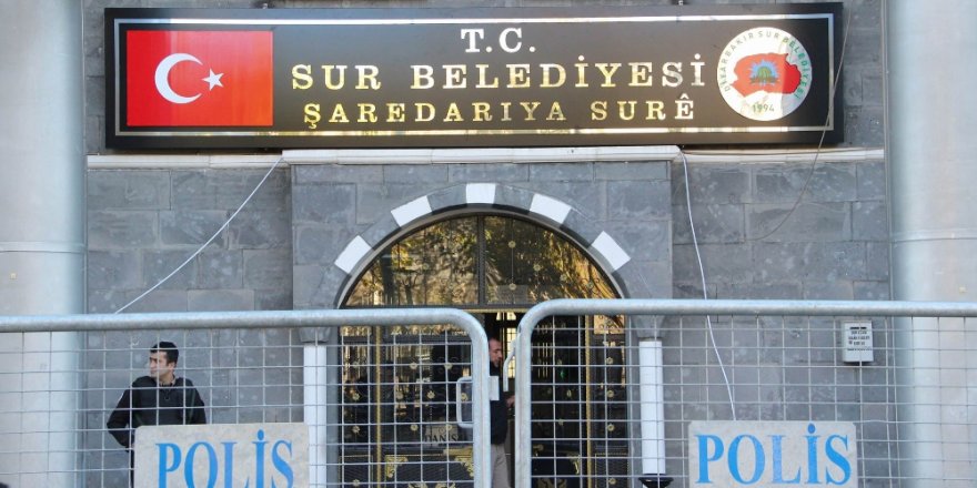 Sur Belediyesine 15 yıl sonra Türk bayraklı tabela