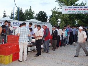 İftar çadırında 750 kişiye yemek