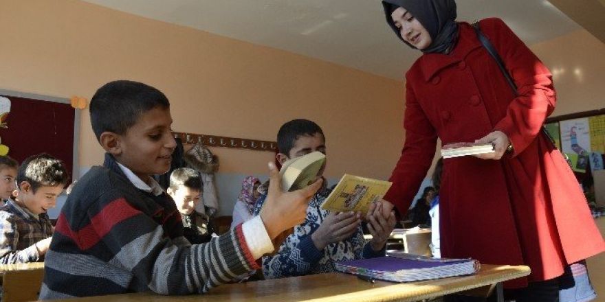 Kırsal mahalle okullarına kitap bağışı