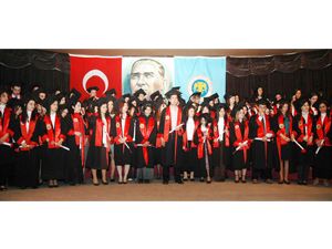 Yeni nesil eğitimcilerin mezuniyet sevinci