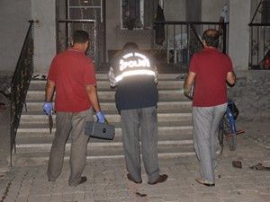 Tüfeği almak isterken elinden vuruldu