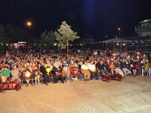Karaoğlu Meramda hayranlarıyla buluştu