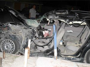 Otomobil traktöre çarptı: 6 yaralı