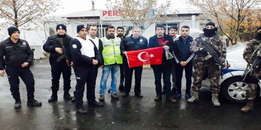 Gençlerden polise karanfilli destek