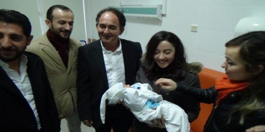 Cami avlusuna bırakılan Ege Bebeğe AK Parti Kadın Kolları sahip çıktı