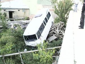 Kontrolden çıkan minibüs bir evin bahçesine girdi