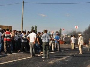 Köylüler yol kesti