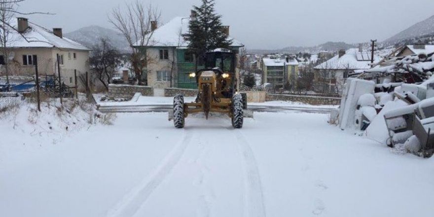 Beyşehir ve Derebucak’ta kar yağışı ulaşımda aksamalara yol açıyor