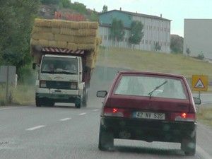Yük taşıyan araçlar yollarda tehlike saçıyor