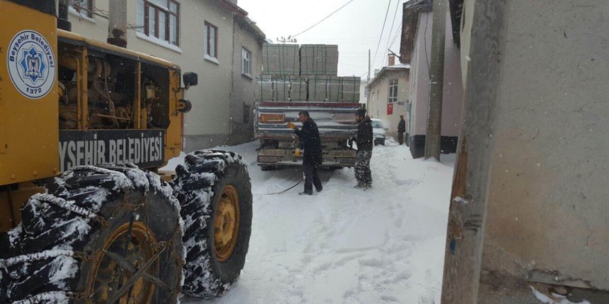 Karda mağdur olan sürücülerin yardıma Beyşehir Belediyesi ekipleri yetişti