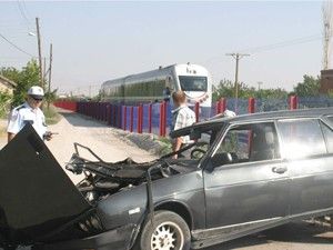 Ray otobüsü otomobille çarpıştı