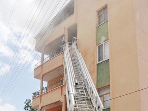 4 katlı apartmanda çıkan yangın korkuttu
