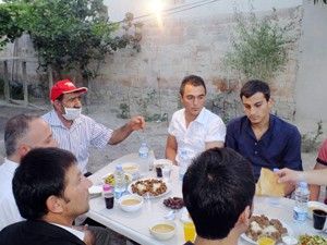 CHP'li gençler evlerde iftar veriyor