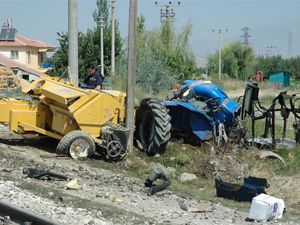 Ray otobüsü traktörle çarpıştı
