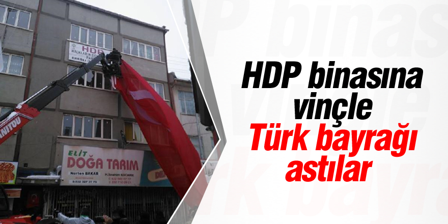 HDP binasına vinçle Türk bayrağı astılar