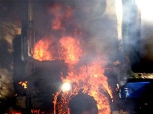 Yakıt tankerini ateşe verdiler