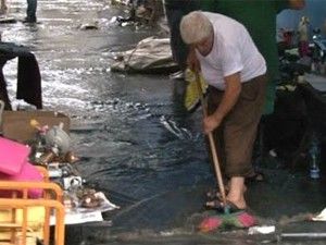 Beklenen yağmur sokakları göle çevirdi