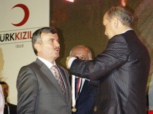Başbakan'dan Akyürek'e madalya