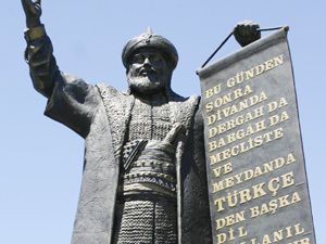 Karamanoğlu Mehmet Bey'in heykeli taşınıyor