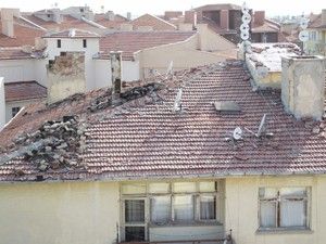 Çatıdan düşen parçalar tedirgin ediyor