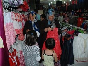 Bayram öncesi 200 çocuk giydirildi