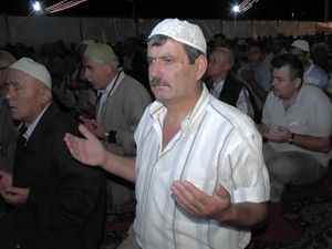 Göl kıyısında Kadir Gecesi coşkusu