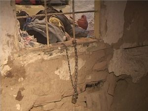 ''Kaçmasın'' diye zincirle bağladı