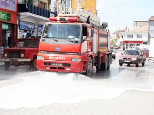 Beyşehir'de cadde ve sokaklara gül suyu