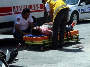 Kamyon motosiklete çarptı: 2 yaralı