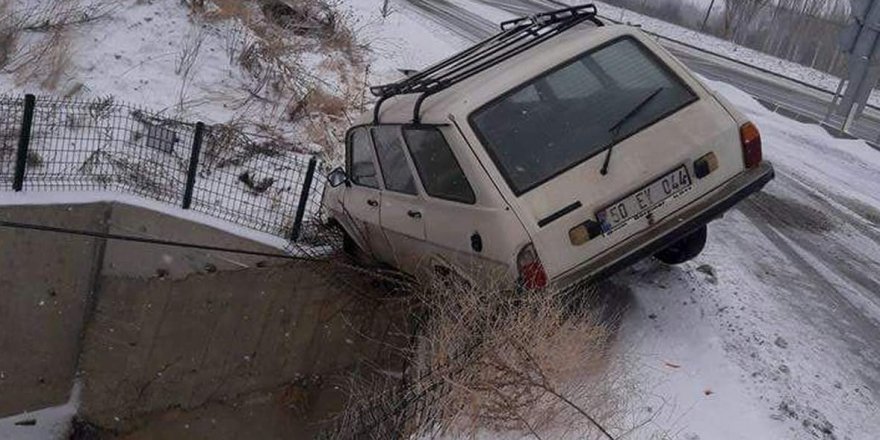 Otomobil şarampole uçmaktan son anda kurtuldu