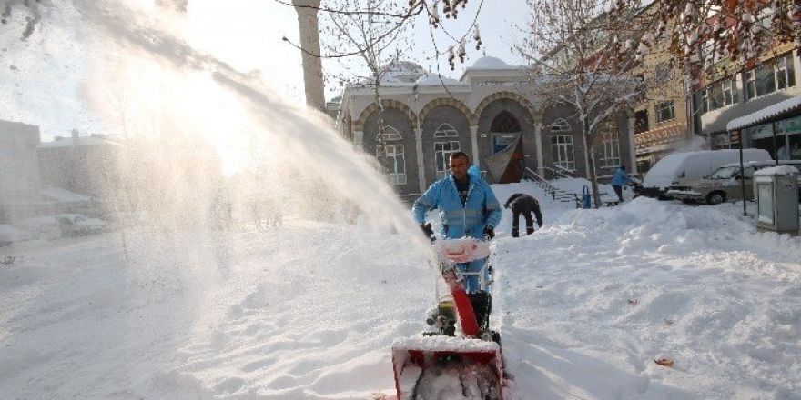 Beyşehir’de kaldırımlar kardan arındırılıyor