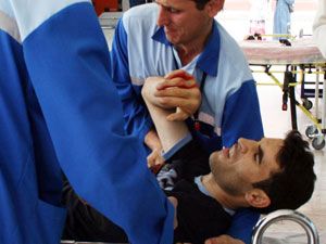 Trafik kazasında bıçaklandı