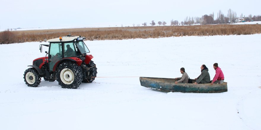 Balıkçıların traktörlü kayak keyfi