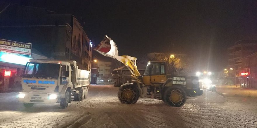 Beyşehir’de kar yığınları kamyonlarla şehir dışında taşınıyor