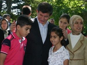 Bakan Davutoğlu şehit aileleriyle buluştu